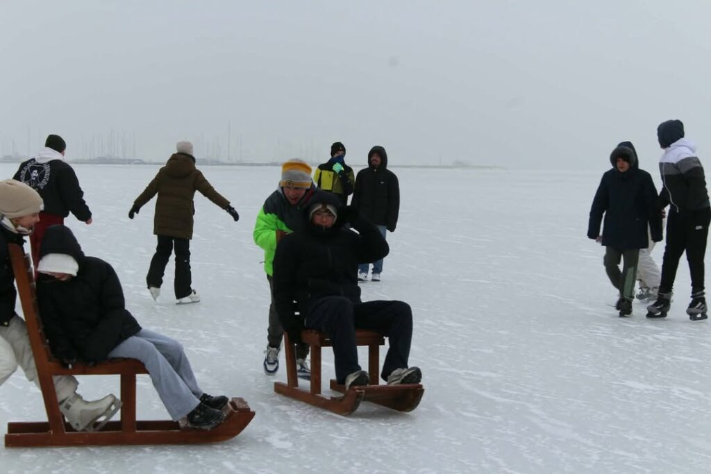 190743287635966_1307121087886420